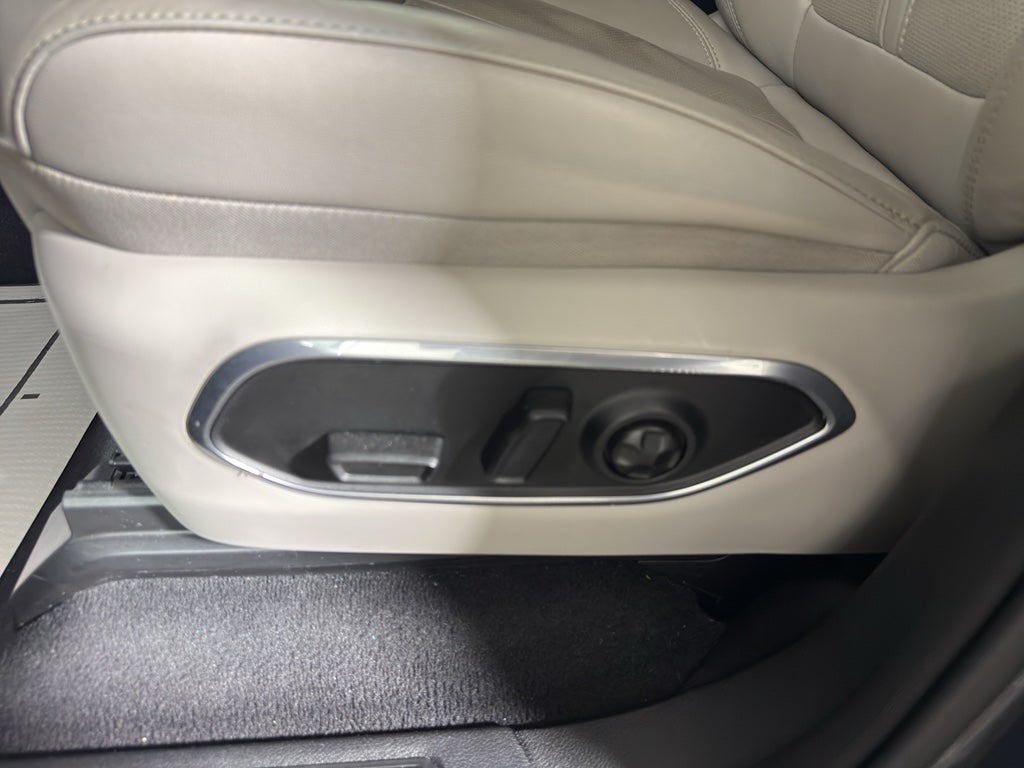 2023 Jeep Wagoneer L Base