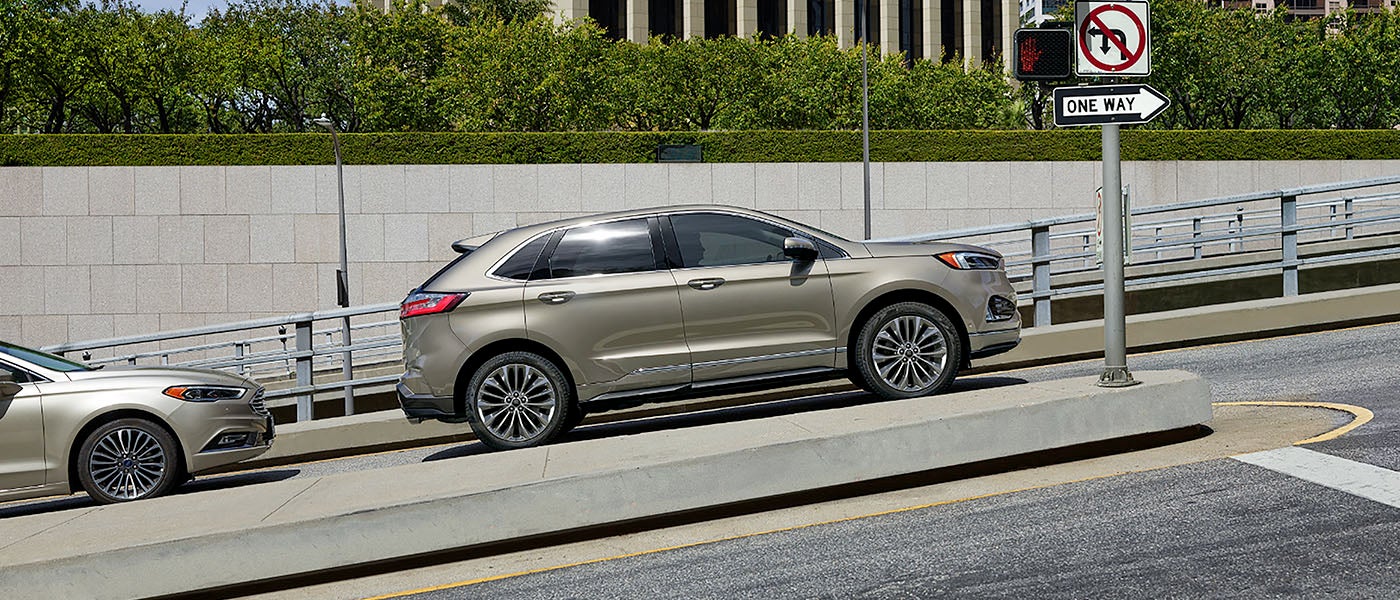 2024 Ford Edge Exterior Stopped At A Red Light